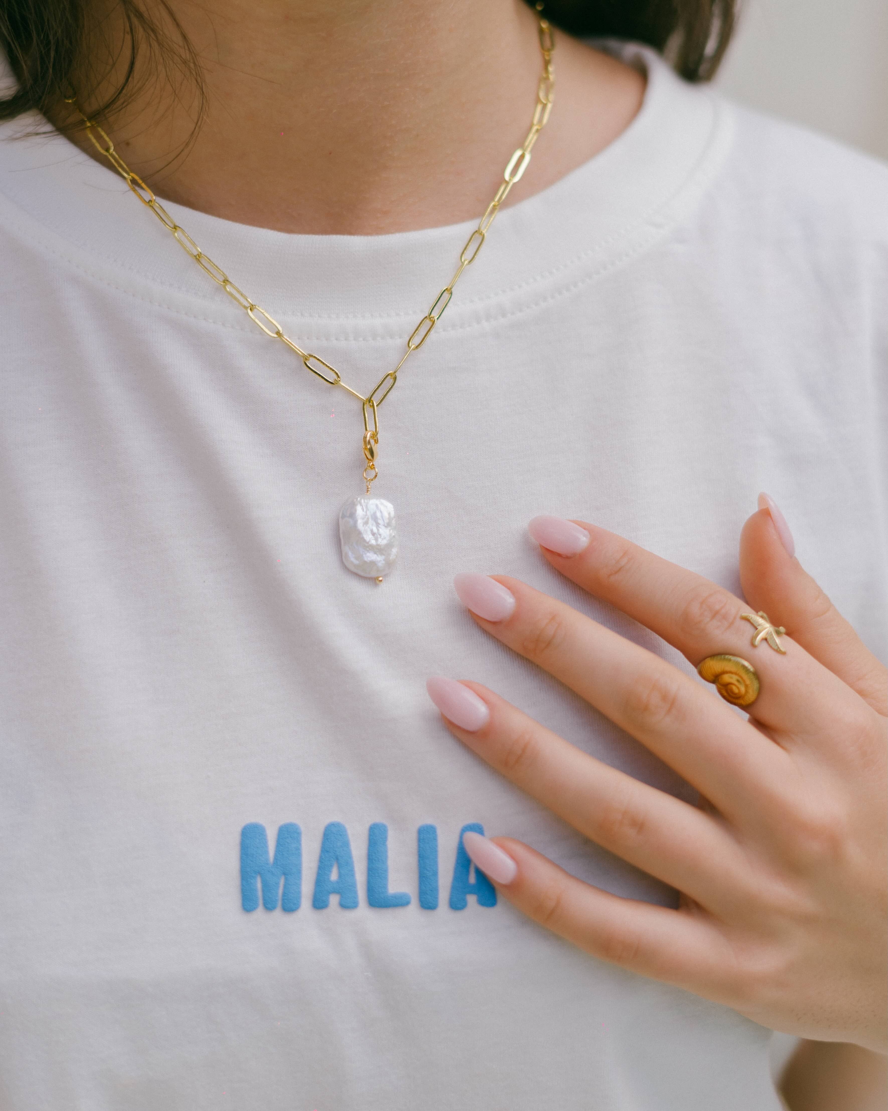 A timeless everyday essential, this sustainable cotton tee blends effortless comfort with coastal charm and a mindful message.