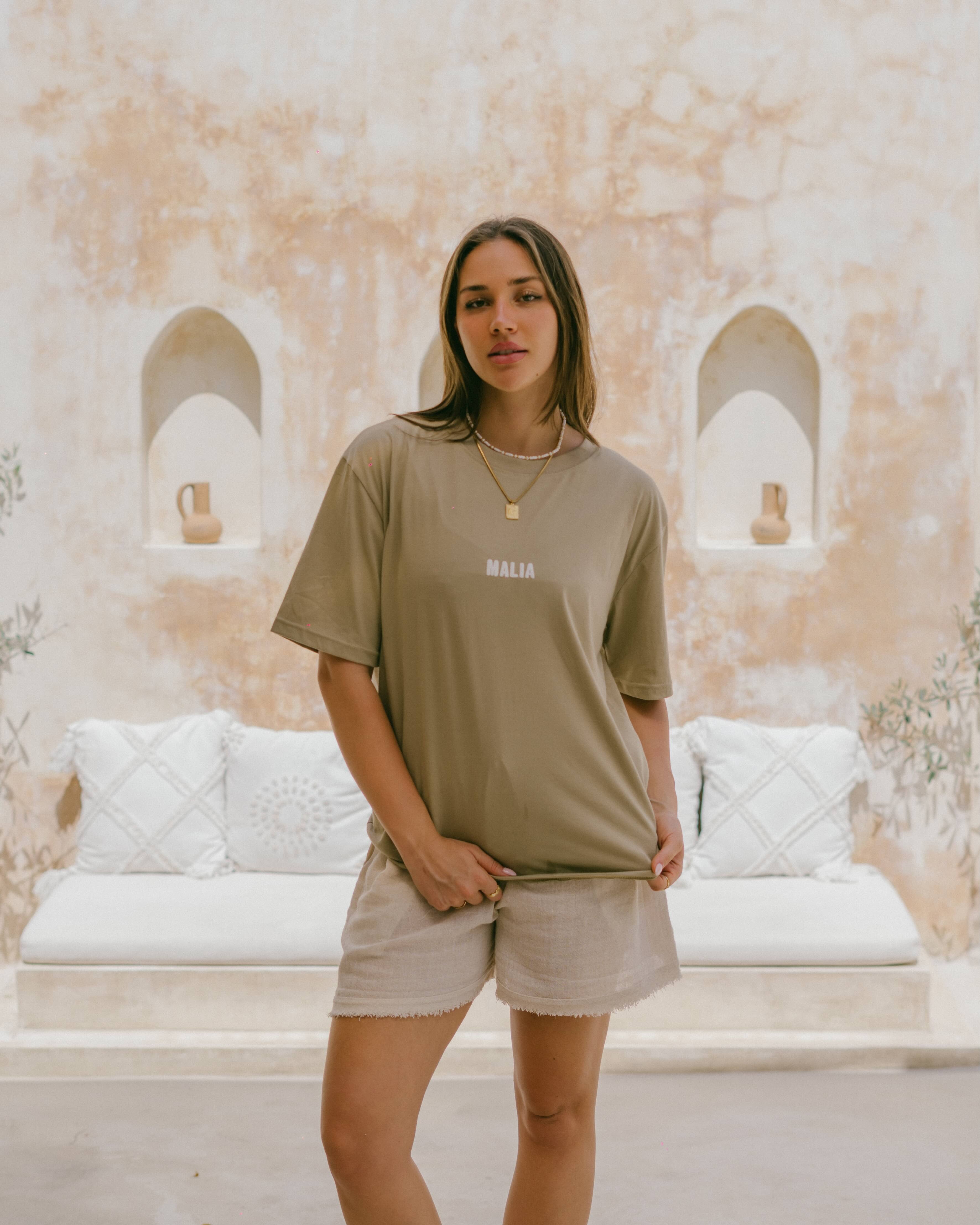 Designed for ease, the Malia organic cotton tee combines an oversized fit with an inspirational beach-inspired back print.