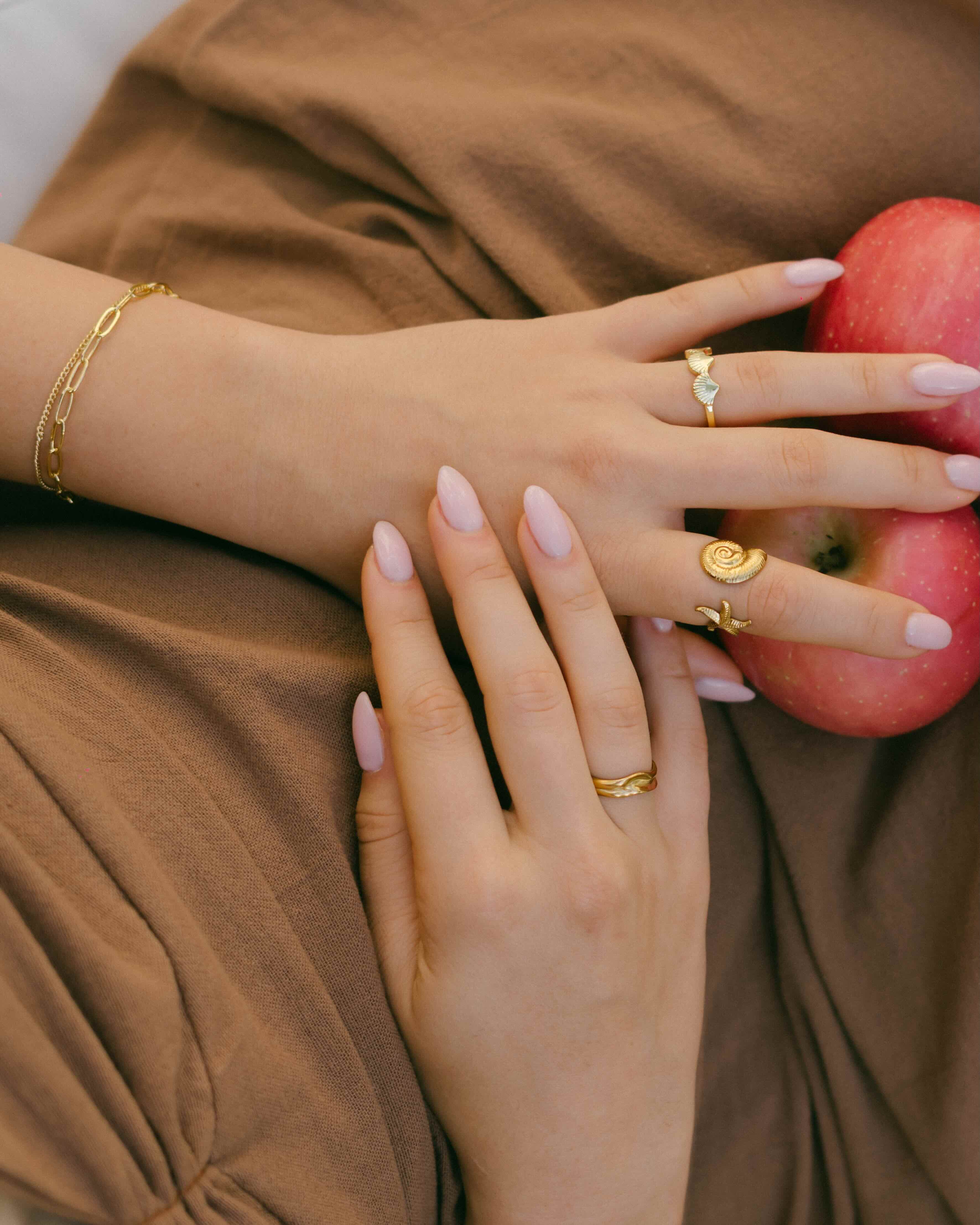 Elevate your bracelet game with the Delta Chain Bracelet. Featuring a thin chain and a paperclip chain in one piece, it offers effortless style and versatility.