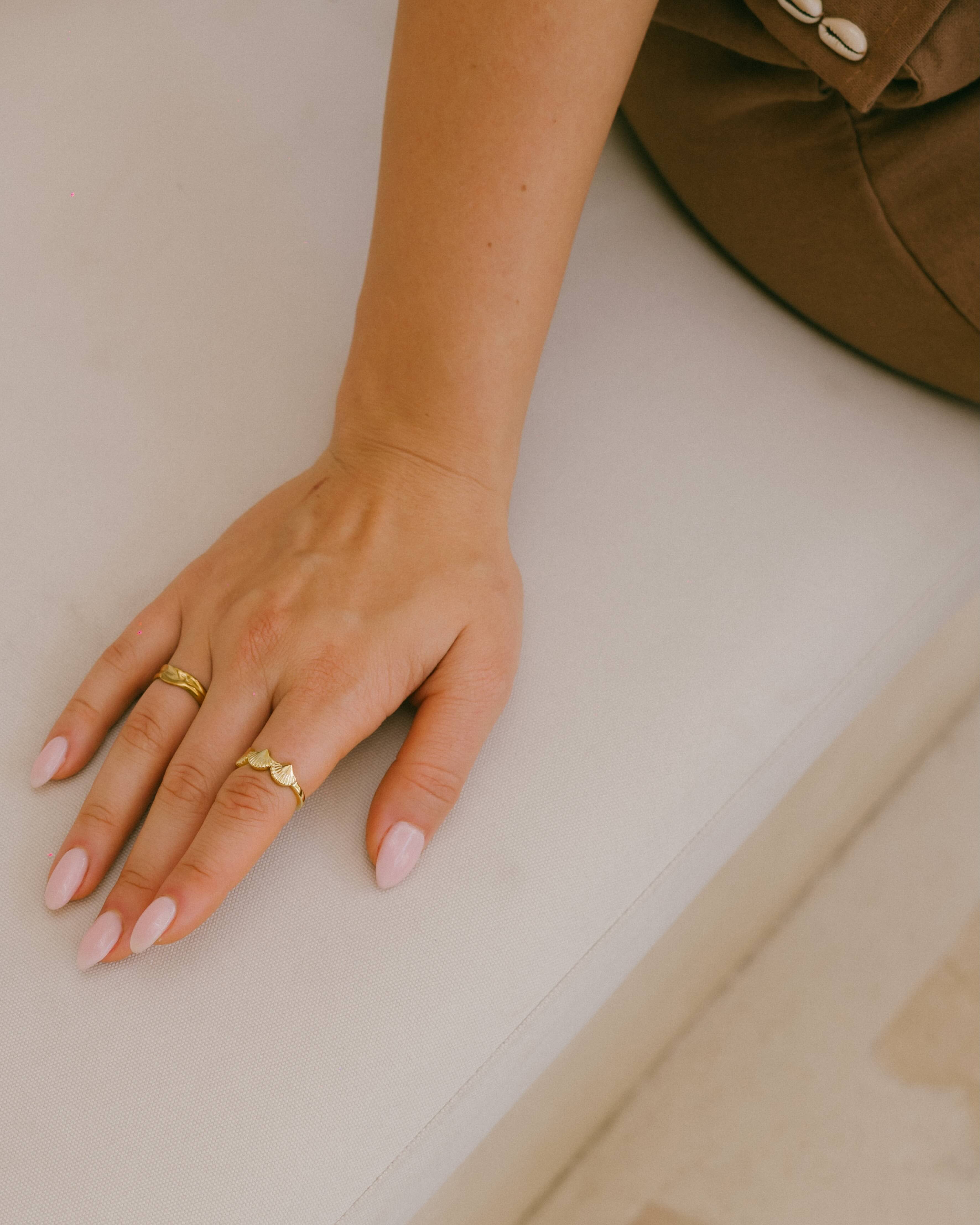 Discover the Avani Ring—gold adjustable ring with a trio of scallop shells, ideal for beach lovers and summer style.