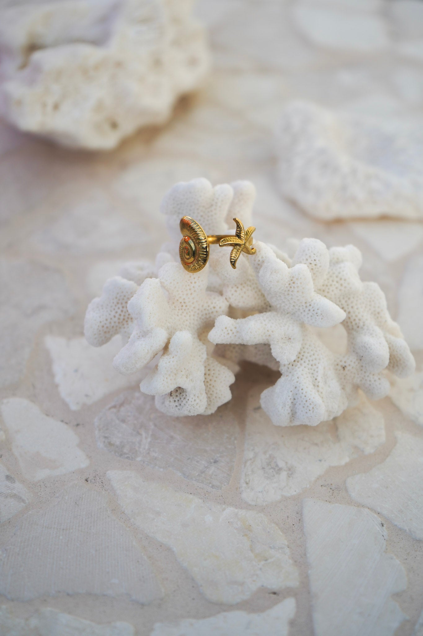 Make waves with the Tidal Ring, featuring a detailed gold conch shell and starfish that meet at the front.