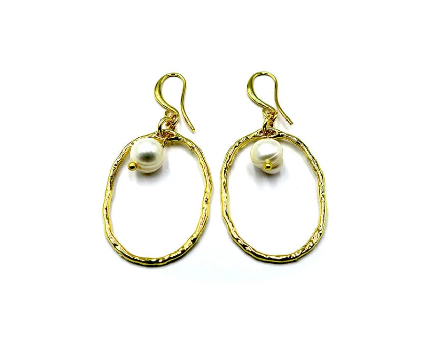 Malia jewellery - 18k gold plated earrings with beachy design of pearls and tampered hoop shape