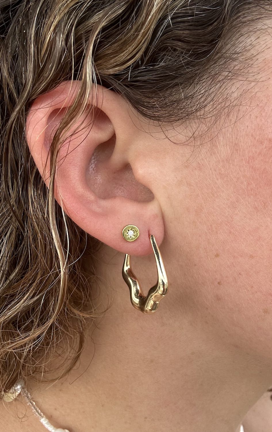 Wavelength earrings - 18k gold plated hoops with stud back